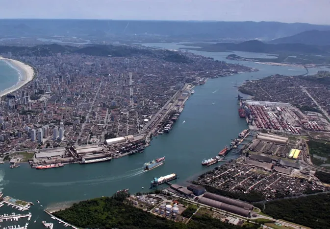 Vista aerea do Porto de Santos SP, atendido pela CPFL Piratininga, regiao do litoral com sistemas de energia solar fotovoltaica em 2026