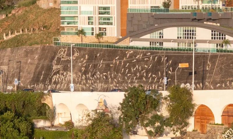 Painel de mosaico arte urbana sao paulista, ilustracao conceitual sobre a discussao se energia solar fotovoltaica vale a pena com Fio B 60% em 2026