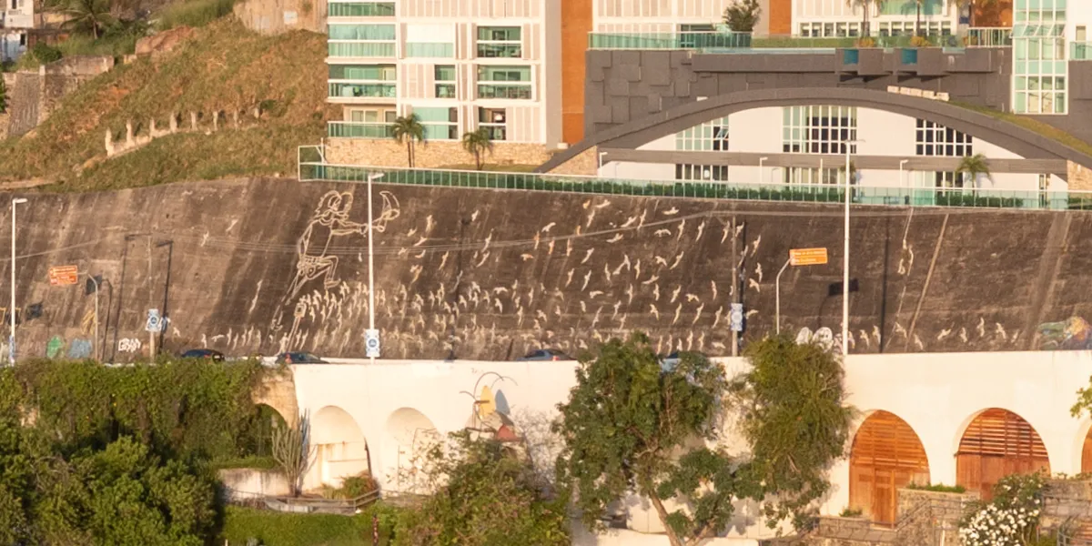Painel de mosaico arte urbana sao paulista, ilustracao conceitual sobre a discussao se energia solar fotovoltaica vale a pena com Fio B 60% em 2026