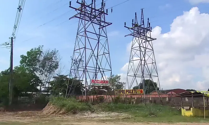 Torre de transmissao de energia eletrica em Piabanha Niteroi, exemplo da infraestrutura cobrada pela tarifa de uso (Fio B) que afeta a economia solar