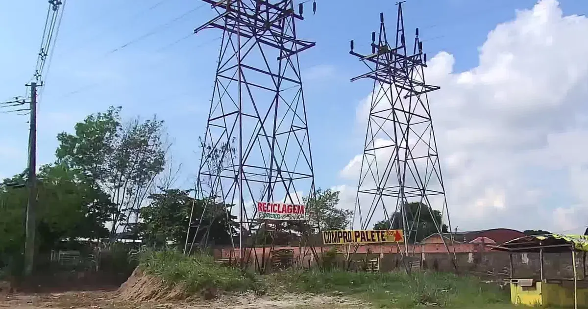 Torre de transmissao de energia eletrica em Piabanha Niteroi, exemplo da infraestrutura cobrada pela tarifa de uso (Fio B) que afeta a economia solar