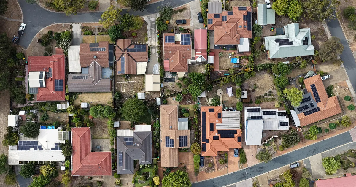 Telhado residencial com sistema fotovoltaico instalado em area suburbana, exemplo do tipo de instalacao que se discute custo e payback no mercado brasileiro 2026