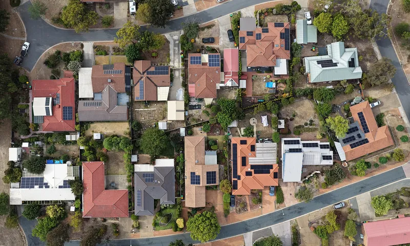 Telhado residencial com sistema fotovoltaico instalado em area suburbana, exemplo do tipo de instalacao que se discute custo e payback no mercado brasileiro 2026